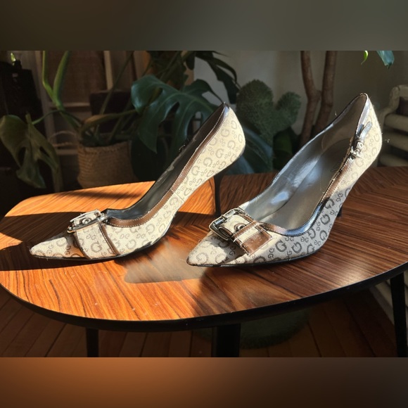 GUESS Vintage Pill Hos Style Shoes - Picture 3 of 3